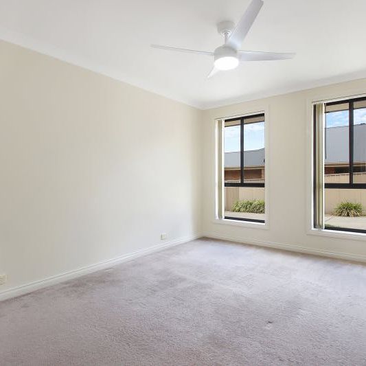 Spacious Townhouse in a Peaceful Cul-de-Sac - Photo 1