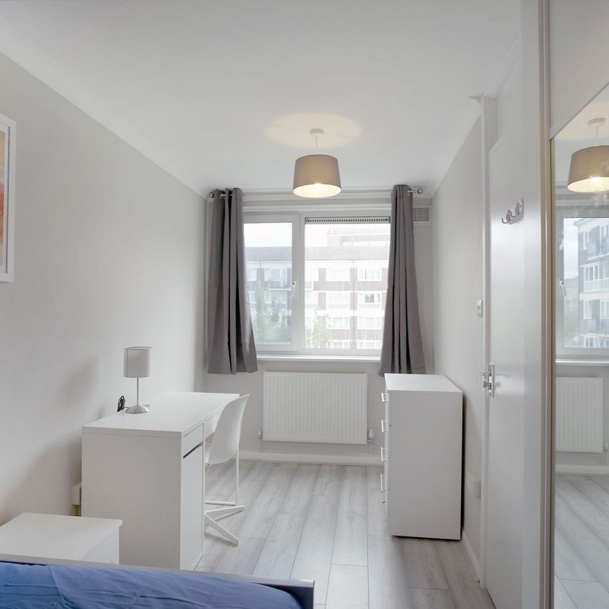 Guerin Square Room 4 - Photo 1