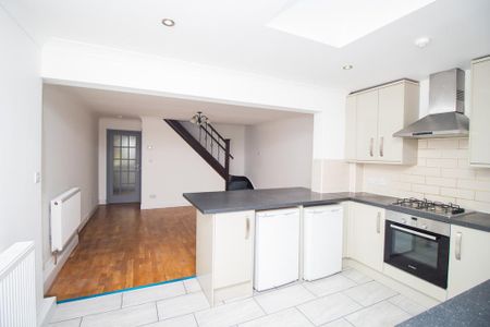 3 bedroom terraced house to rent - Photo 2