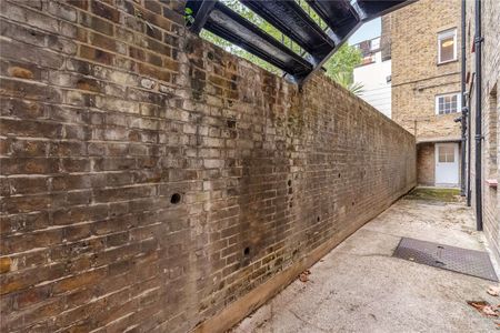 A spacious, self-contained studio apartment in a coveted South Kensington location. - Photo 5