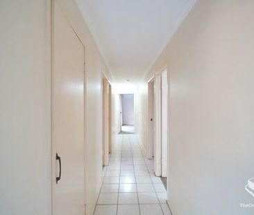 Walking to shopping, close to school - Photo 1