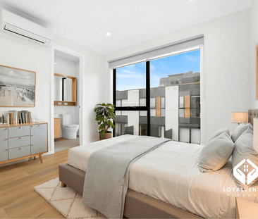 Newly Renovated ! Stylish City-Edge Townhouse Living - Photo 4