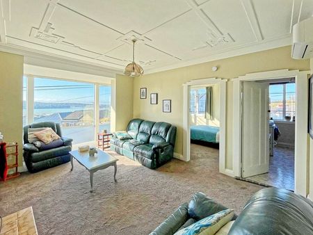Upstairs apartment with harbour views - Photo 3