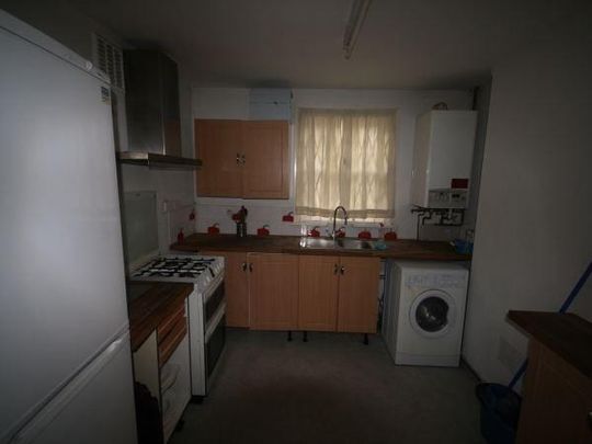 4 bedroom end of terrace house to rent - Photo 1