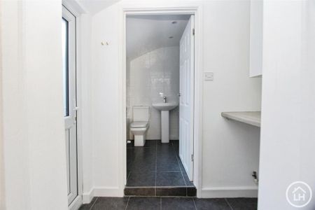 2 bedroom end of terrace house to rent - Photo 5