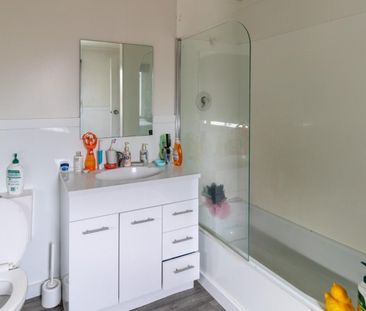 Low maintenance 3 bedroom House, Close to the City Centre! - Photo 5