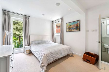 Charming Three-Bedroom Mews House in the Heart of South Kensington - Photo 4