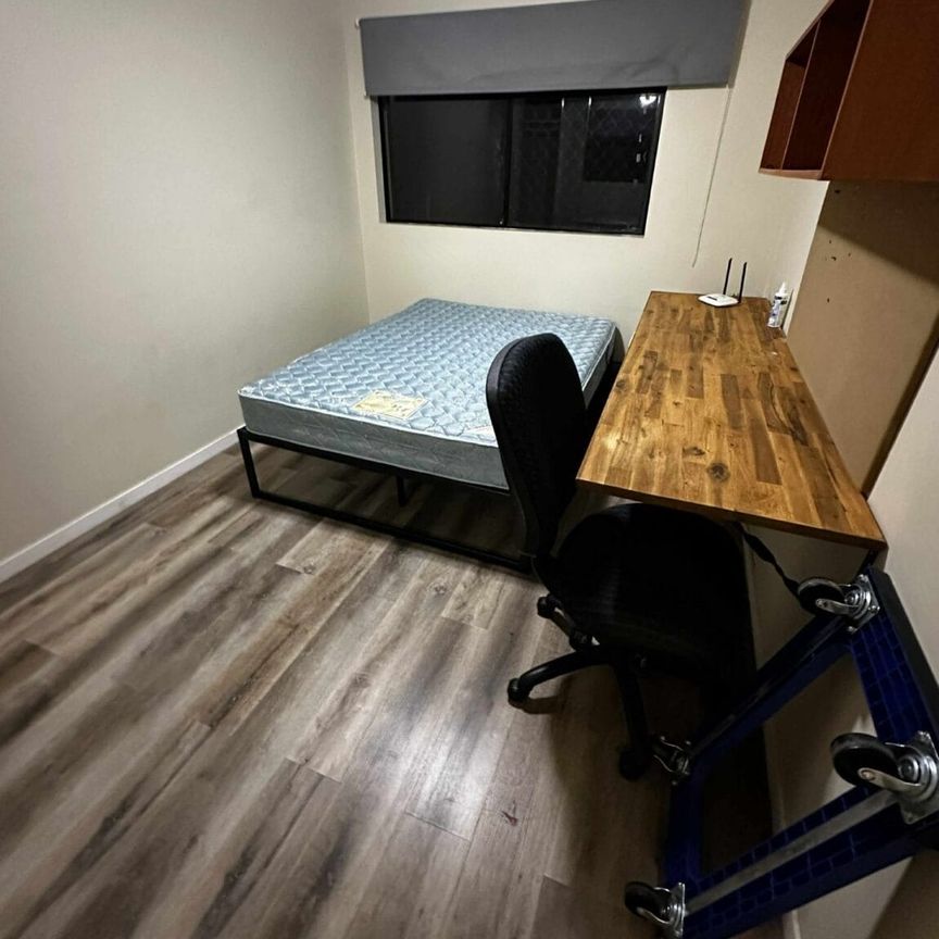 Furnished room with own bathroom in student accom – looking for girls - Photo 1