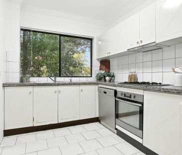Spacious, Solid & Superbly Located - Your Westmead Oasis Awaits! - Photo 2