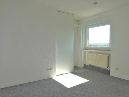 Gepflegte ca. 89 m² große DG-Wohnung mit großem Wohn-/Esszimmer, Tageslichtbad und PKW-Stellplatz - Foto 3