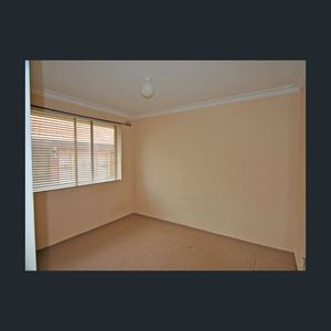 Conveniently Located 2 Bedroom Apartment - Photo 2