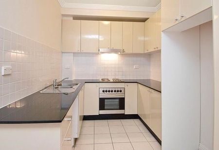 Convenient and Comfortable Unit in Prime Location - Short Walk To Station - Photo 5