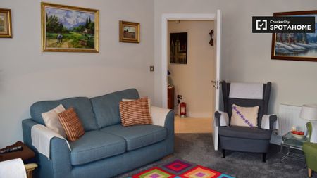 Room to rent in 4-bedroom house in Balgriffin, Dublin - Photo 4