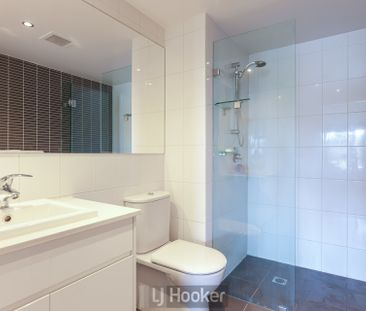 EXECUTIVE HARBOURSIDE LIVING WITH ENORMOUS ENTERTAINING DECK - Photo 3