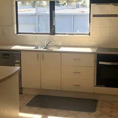 East Tamaki 3BR Gem w/Parking! - Photo 1