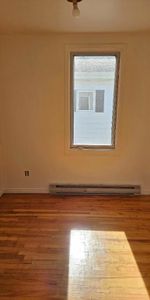 Magnifique 3½ rénové – Stationnement inclus – Disponible maintenant! - Beautifully Renovated 3½ Apartment – Parking Included – Available Now! - Photo 3