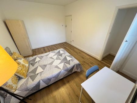4 bedroom flat to rent - Photo 2