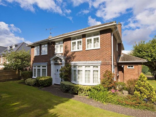 A four bedroom detached family home set in a quiet cul de sac just 1.3 miles from Oxshott station. - Photo 1