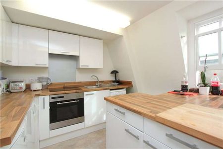 A well located studio flat with its own bathroom and shared kitchen facilities. - Photo 3