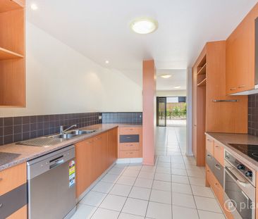 Generous Ground Floor Apartment - Photo 4