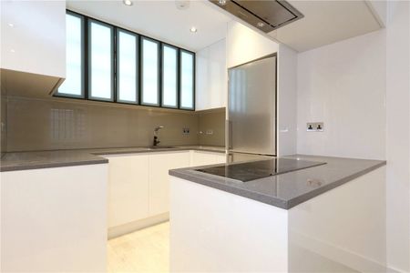 A spacious lower ground floor one bedroom apartment featuring an open plan kitchen / reception room with wood floors on the sought-after location of Montagu Square. - Photo 4