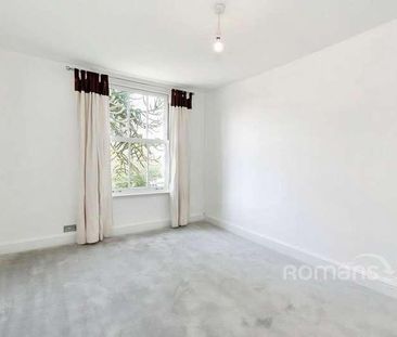 Rosary Lodge, Ship Alley, Farnborough, Hampshire, GU14 - Photo 4