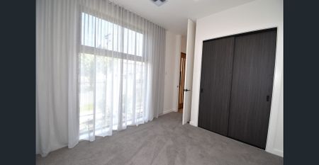 Luxury Townhouse – a Perfect Blend of Style and Space - Photo 4