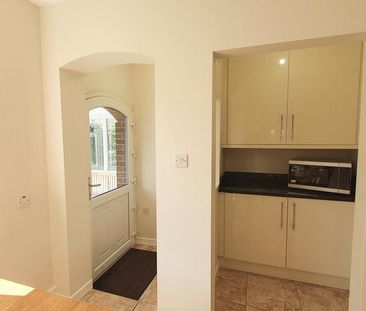 2 bedroom semi-detached house to rent - Photo 6