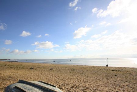 Eastern Esplanade, Southend On Sea THORPE BAY - Photo 2