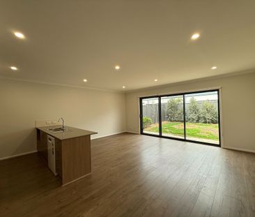 Modern 3-Bedroom Home with 2 Bathrooms and Single Garage - Photo 1