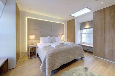 A beautifully presented three bedroom house in this pretty and quiet mews close to Kensington High Street. - Photo 5