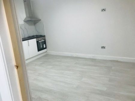 Beautiful upper flat in Imperial Drive, Rayners Lane HA2 7HJ - Photo 5