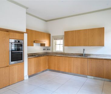 A rare opportunity to rent an exquisite Georgian Lodge House on the... - Photo 5
