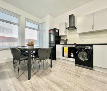 Two bedroom split level flat ideal for doctors or nurses- close to ... - Photo 5