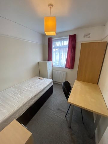 4 Bed Terraced House, Claverham Road, BS16 - Photo 2