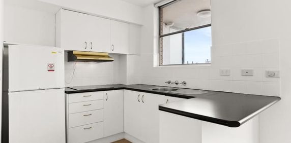 Studio Aparmtent in the Heart of Bondi! - Photo 2