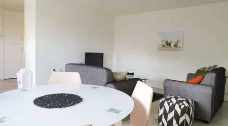Furnished 2BR Apartment in prime location - Photo 2