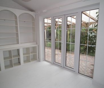 A three bedroom cottage set in an idyllic village location between ... - Photo 4