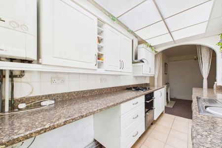 2 bedroom ground floor flat to rent - Photo 2