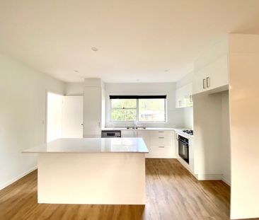 3 bedroom duplex - 780 p/w - Photo 3