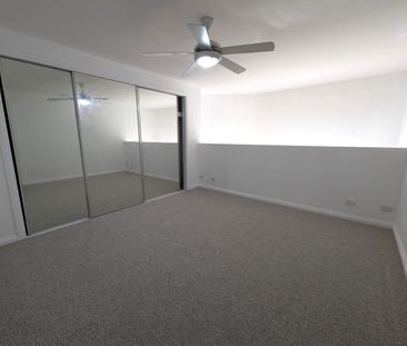 Walking distance to Corio Bay and North Geelong train station. - Photo 2