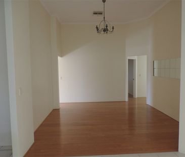 🏡✨ Beautiful 3x2 Family Home in Quiet Leeming Cul‑de‑Sac! - Photo 2