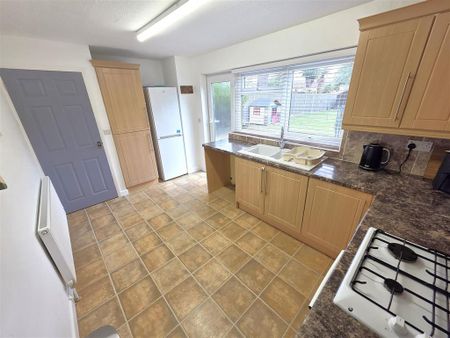 3 bedroom detached house to rent - Photo 4
