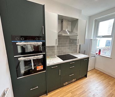 £1,400 PCM, Three Bedroom Part-Furnished House with Enclosed Garden... - Photo 1