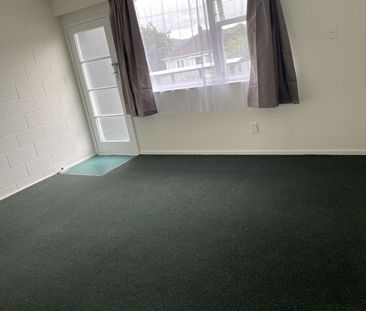 End Neat and Tidy bedsit - Photo 4