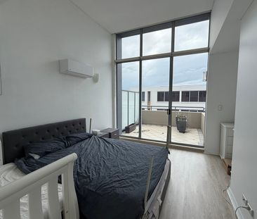 Refreshed Penthouse Style Apartment in Central Location - Photo 2