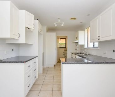 Leafy Cul-de-Sac Comfort – Move Straight In! - Photo 4