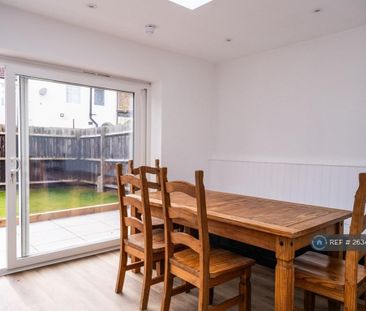 1 bedroom in a house share to rent - Photo 2