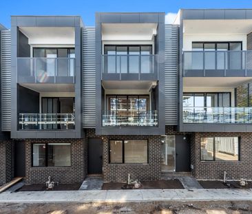 🏙️ Stylish Three-Storey Townhouse with Rooftop & City Views - Photo 5