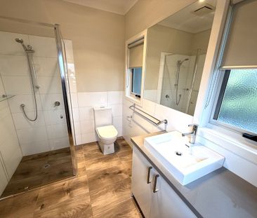 Modern 3 Bedroom Townhouse with Double Garage - Photo 6